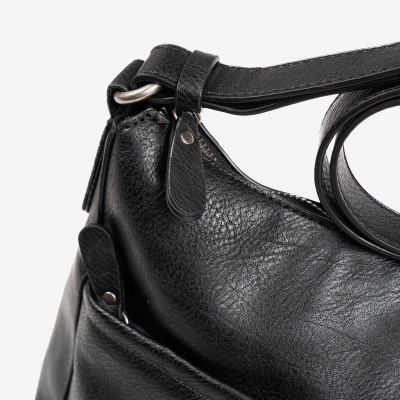 Mala preta de couro com alça ajustável e detalhes em metal