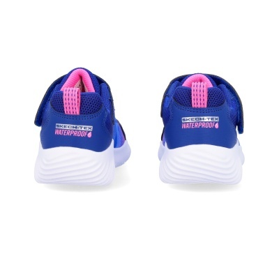Sapatilhas azuis e rosas para criança vistas de trás com etiqueta impermeável