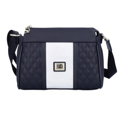 Mala de ombro azul escuro e branca com padrão matelassê e placa metálica com cavalo e texto Cavalinho.