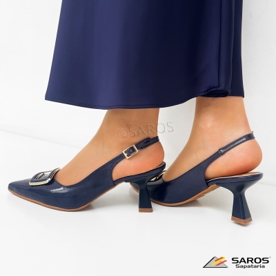 Sapatos femininos em couro sintético azul escuro com salto médio e fivela dourada