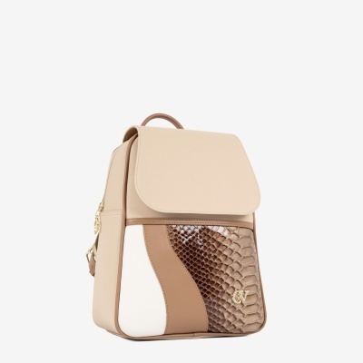 Mochila bege com textura imitação pele de cobra.