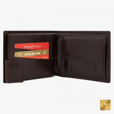 Carteira masculina em pele castanha aberta com cartões visíveis e compartimento para moedas