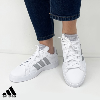 Ténis Adidas brancos com riscas cinzentas e atacadores brancos