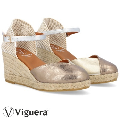 Sapatos de cunha metálicos dourados com tiras brancas e salto de corda