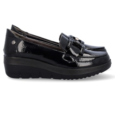 Sapatos mocassim pretos com verniz e sola preta