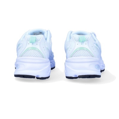 Ténis brancos com detalhes verdes vistos de trás