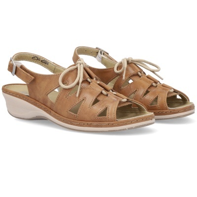 Sandálias femininas castanho claro com atilhos e salto baixo