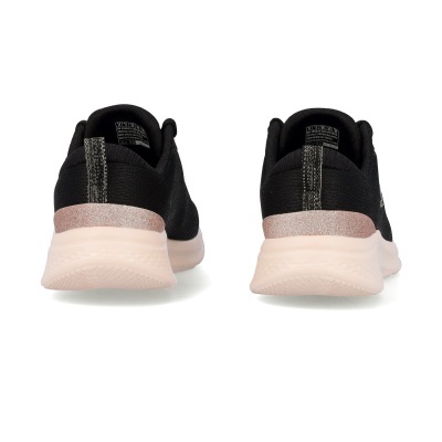 Par de sapatilhas esportivas pretas vista de trás