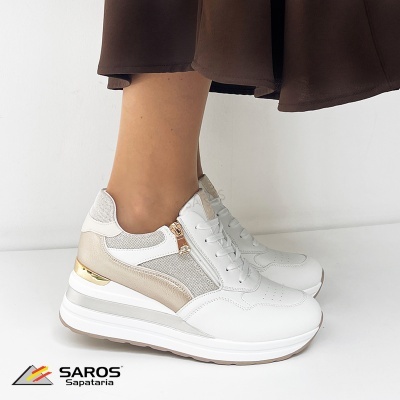 Ténis brancos com detalhes dourados e fecho lateral dourado