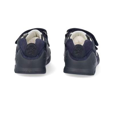 Sapatos infantis pretos com detalhe azul escuro vistos de trás