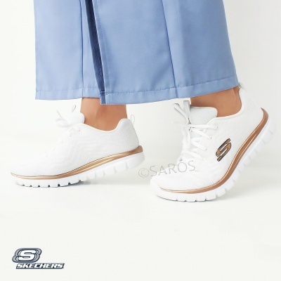 Ténis brancos Skechers com detalhes dourados e logotipo castanho
