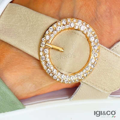 Sandália bege com fivela dourada com cristais e logo igi&co.