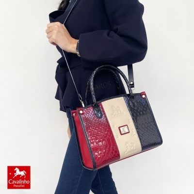 Mala de mão bicolor com textura de pele de crocodilo da marca Cavalinho