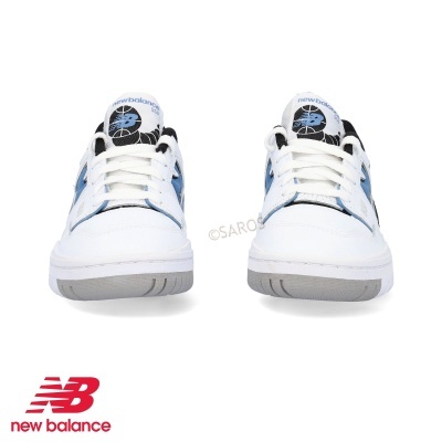 Sapatilhas New Balance brancas com detalhes azuis e pretos