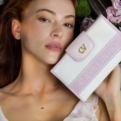 Carteira feminina rosa e branca com fecho dourado Christian Dior