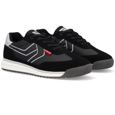 Ténis pretos com detalhes cinza e etiqueta vermelha Levi's