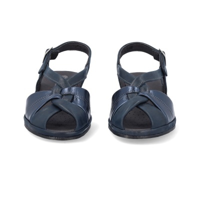 Sandálias azuis de couro com tiras cruzadas e fecho ajustável