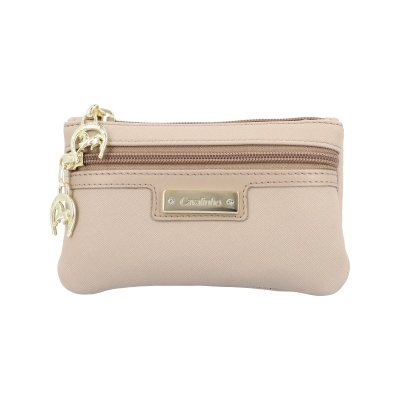 Bolsa pequena bege em tecido com fechos castanhos e placa metálica Caxalinho