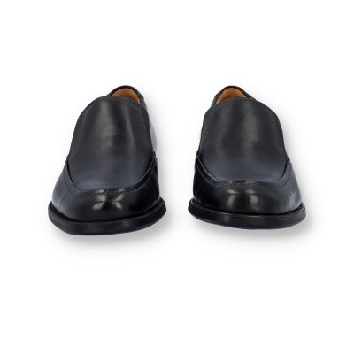 Sapatos masculinos pretos em couro com textura lisa