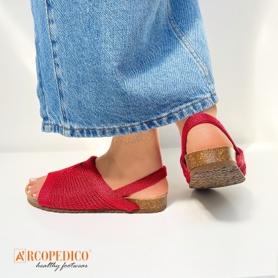 Sandálias vermelhas em sola de cortiça com calças de ganga