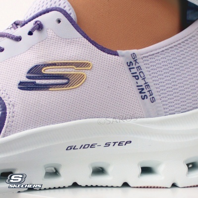 Tênis branco e lilás Skechers com logótipo dourado e sola branca