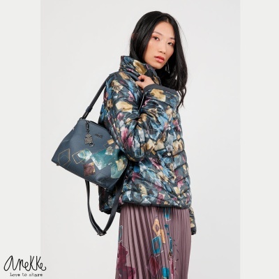 Mala azul em couro sintético com estampas coloridas e detalhes em dourado