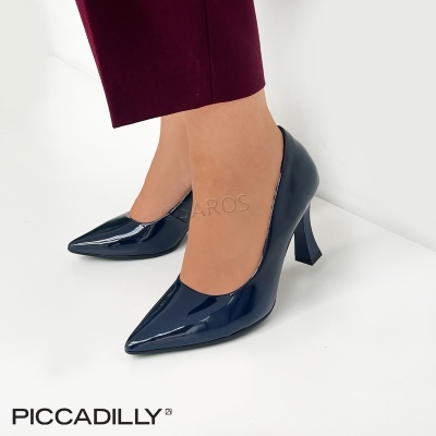 Sapatos de salto alto azul escuro em verniz com bico fino