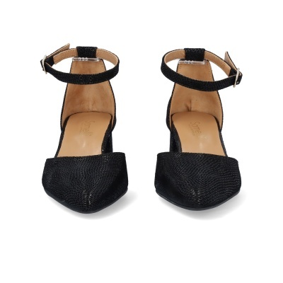 Par de sapatos de salto alto pretos com fecho de fivela e textura imitando pele de animal