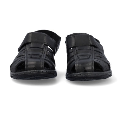 Par de sandálias masculinas pretas em fundo branco