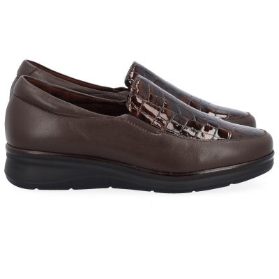 Sapatos mocassins castanhos com parte frontal em verniz imitação pele de crocodilo e sola preta.