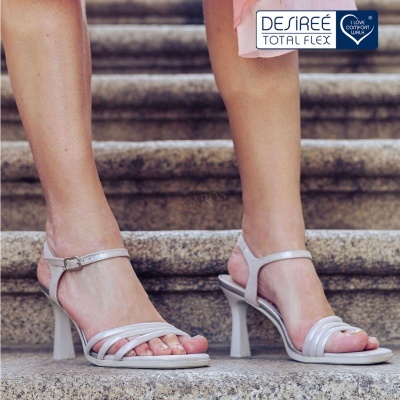 Sandálias de salto alto branco perolado com tiras e fivela