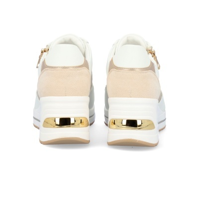 Sapatilhas femininas brancas e bege com detalhes dourados vistas de trás