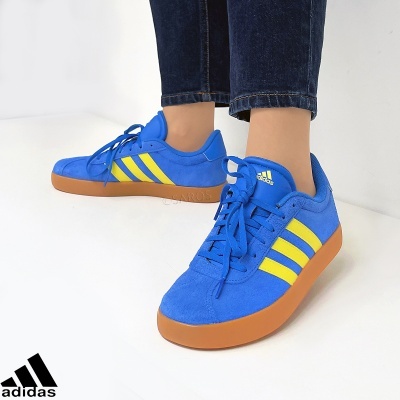 Ténis Adidas azul com riscas amarelas e sola castanha clara