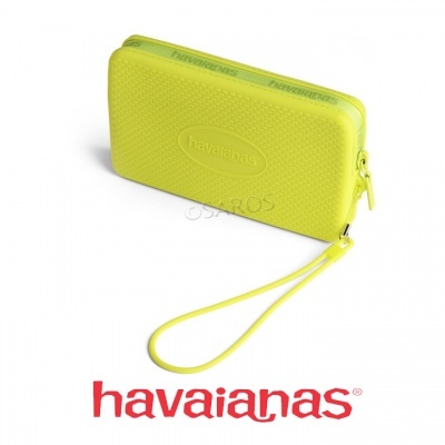 Carteira de mão Havaianas amarela com textura de pontos e fecho de correr