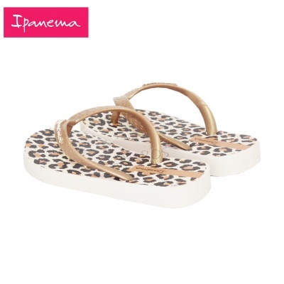 Chinelos Ipanema com padrão de leopardo e tiras castanhas brilhantes