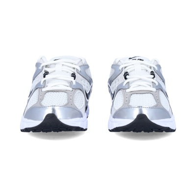 Par de sapatilhas desportivas Nike branco e prateado