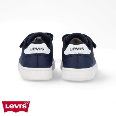 Sapatilhas Levi's azuis escuras com sola branca vistas de trás