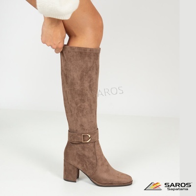 Bota feminina alta castanha em camurça com salto largo e fivela dourada