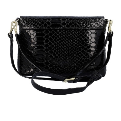 Bolsa preta de ombro com textura tipo pele de cobra e alça ajustável