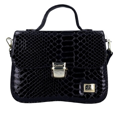 Mala de mão preta com textura tipo pele de cobra e fecho metálico dourado