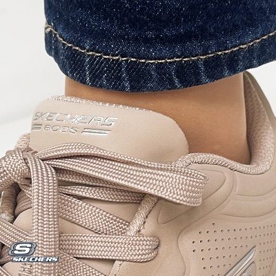 Tênis bege claro Skechers com cadarço e texto SKETCHERS 80S