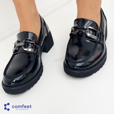 Sapatos mocassim de verniz preto com sola preta espessa e detalhe metálico
