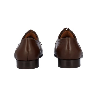 Sapatos de couro castanho escuro vistos de trás