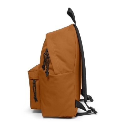 Mochila castanha com bolsos e alças pretas vista de lado