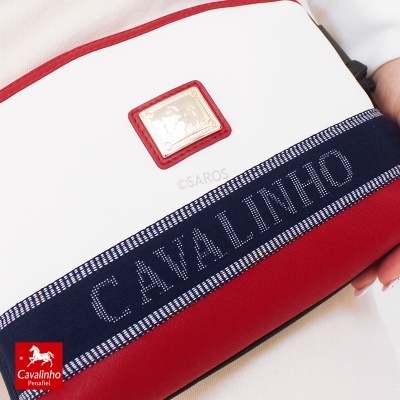 Mala ou carteira vermelha, branca e azul com logotipo Cavalinho e detalhes de emblema dourado