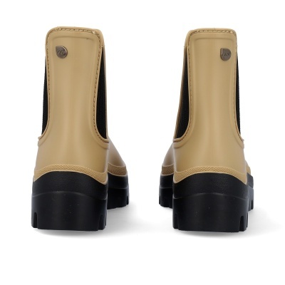 Botas de borracha bege com sola preta e elástico lateral preto, vista traseira