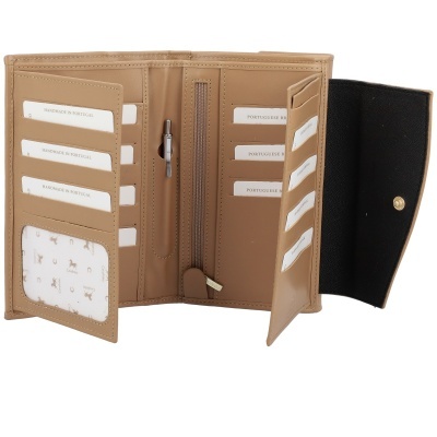 Carteira bege em pele com vários compartimentos e bolso de fecho