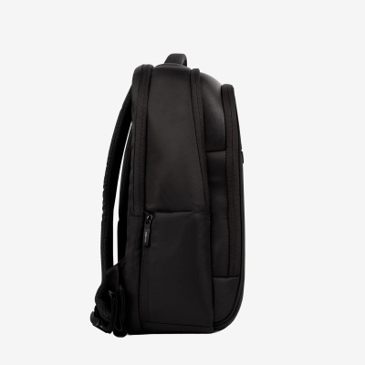 Mochila preta com zíper e alças acolchoadas vista de lado