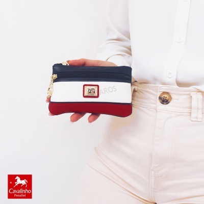 Carteira pequena tricolor azul, branco e vermelho com zíper e emblema Cavalinho