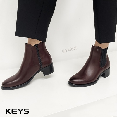 Botas de cano curto em pele castanha com fecho lateral e elástico preto